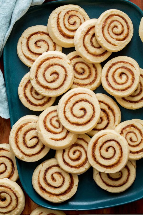 Steps of shaping dough with cinnamon sugar.