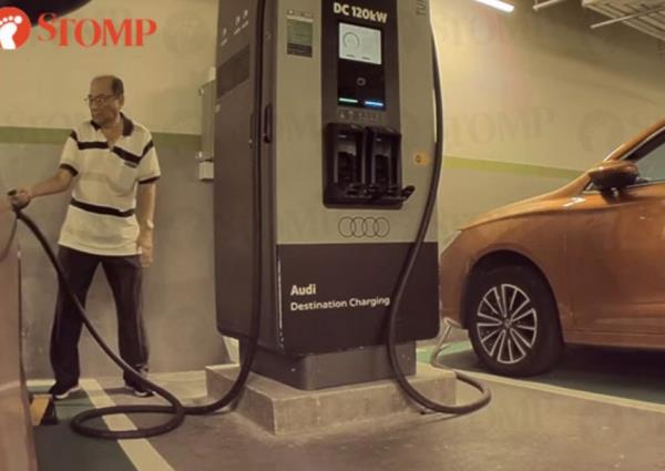 Minibus driver forcefully unplugs charger from car's charging port at shopping mall carpark