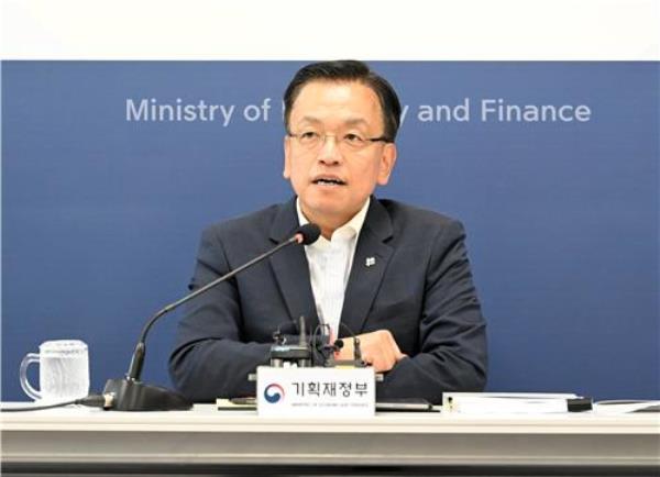 Finance Minister Choi Sang-mok answers reporters' questions at the government complex in the central city of Sejong on June 17, 2024. (PHOTO NOT FOR SALE) (Yonhap)