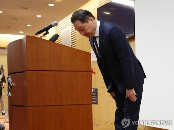 SK Group Chairman Chey Tae-won bows during a press co<em></em>nference in Seoul on June 17, 2024. (Yonhap)