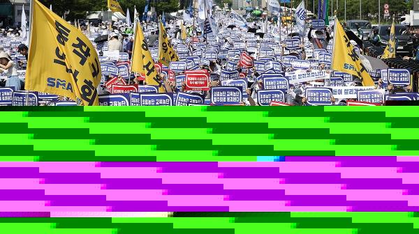 Members of the Korea Medical Association stage a demo<em></em>nstration in western Seoul on June 18, 2024. (Yonhap) 