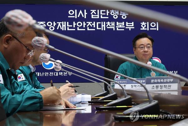 Health Minister Cho Kyoo-hong (R) speaks during a meeting in Seoul on June 18, 2024. (Yonhap) 