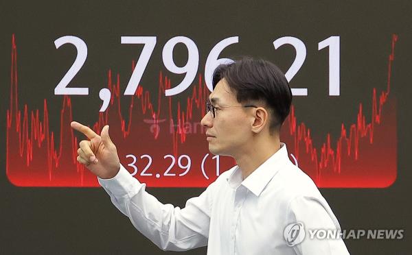 This photo taken on June 19, 2024 shows the dealing room of Hana Bank in Myeongdong, central Seoul. (PHOTO NOT FOR SALE)(Yonhap)