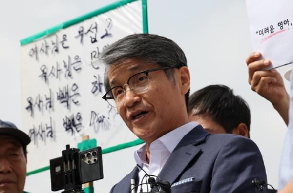 Korean American pastor Choi Jae-young speaks to reporters in front of the Gyeo<em></em>nggi Nambu Provincial Police Agency on June 24, 2024. (Yonhap)